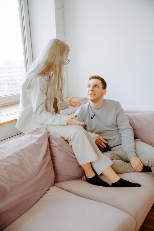 Free Couple Talking on Couch Stock Photo