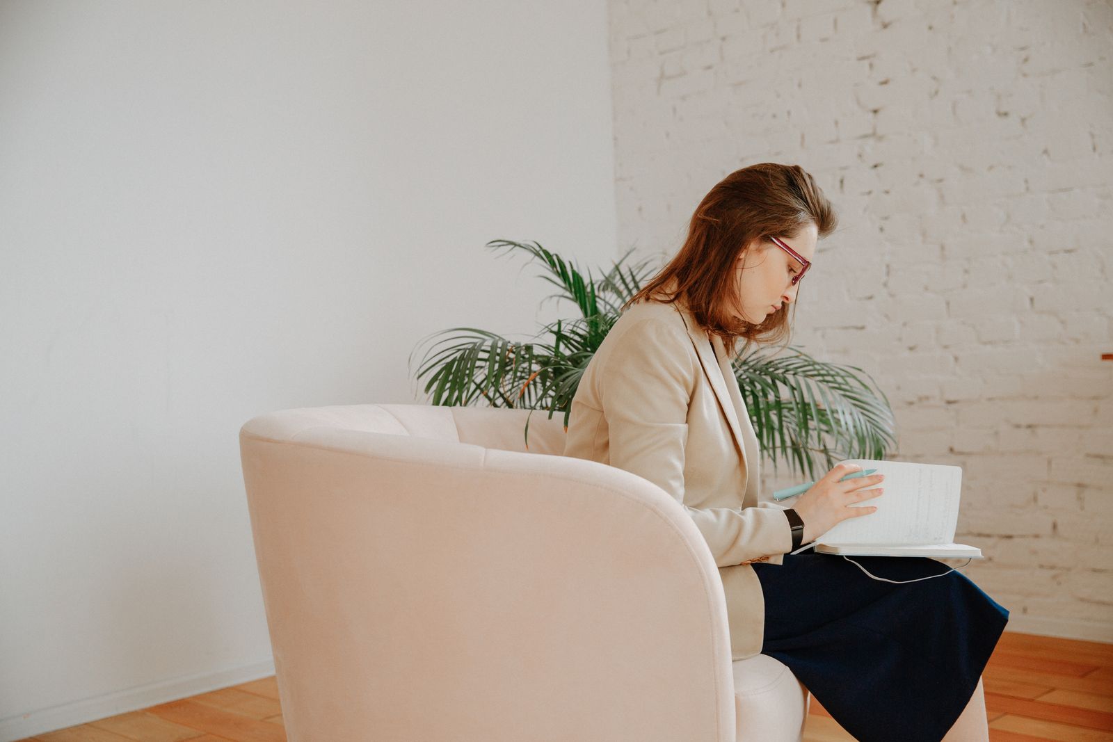 Therapist taking notes during a calm mental health session