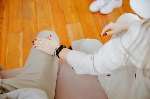 Darmowe zdjęcie z galerii z dotykający, kobieta, kolano