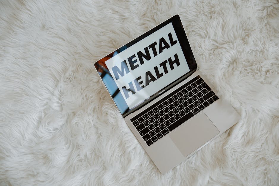 Como Desenvolver uma Mentalidade Positiva no Dia a Dia 2 A laptop on a fluffy surface highlights the phrase 'Mental Health', emphasizing awareness.