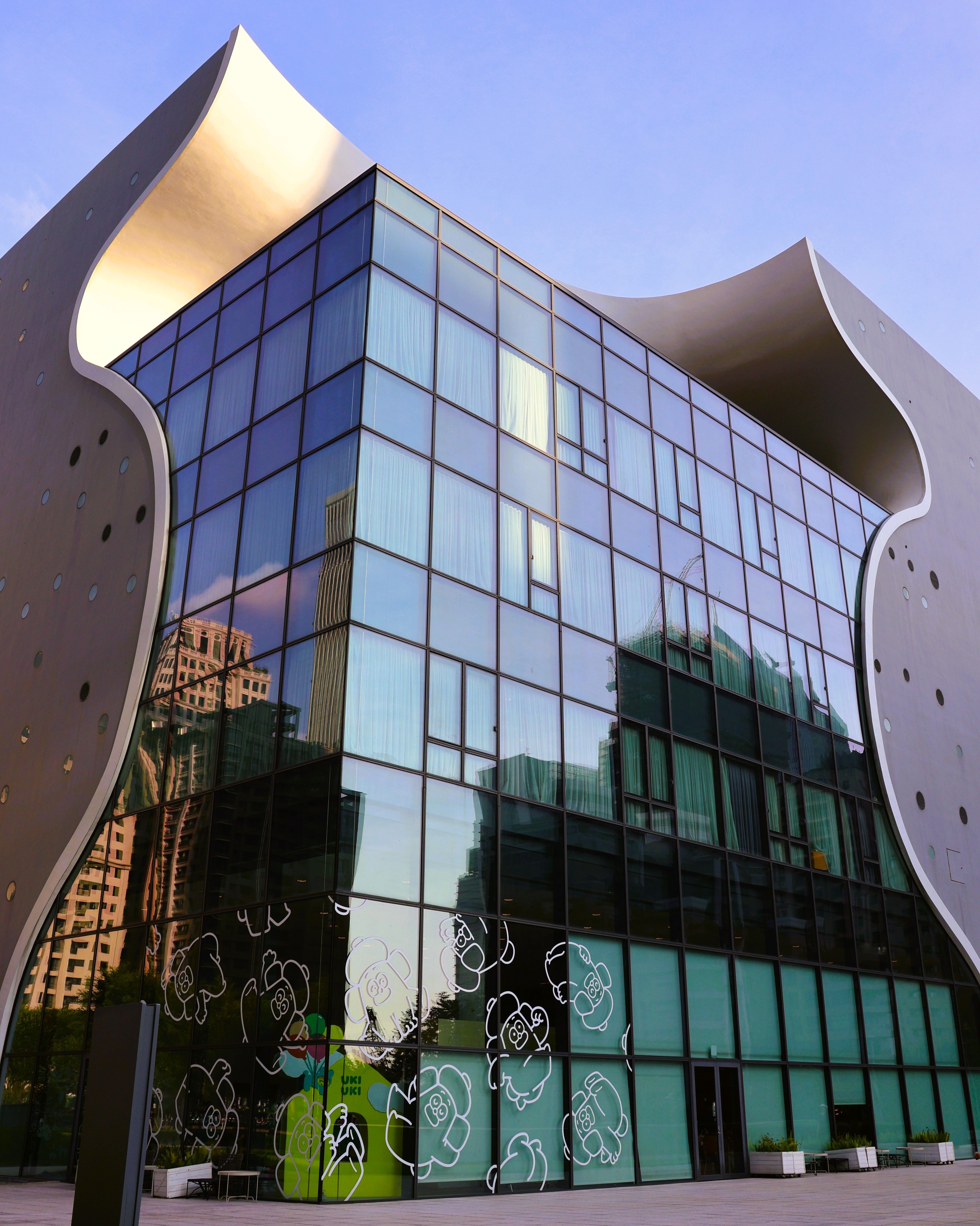 Stunning contemporary architecture of National Taichung Theater in Taiwan with glass facade reflections.