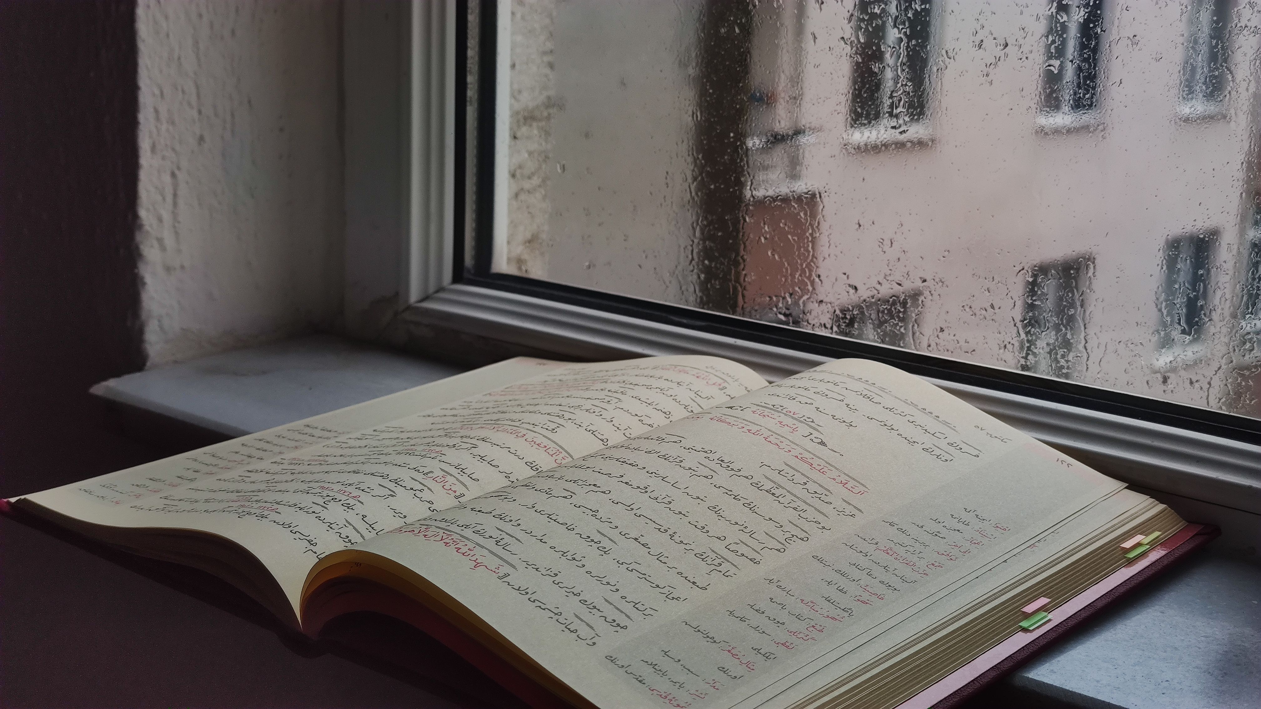 Resonansi di Meja Tiga Puluh Dua