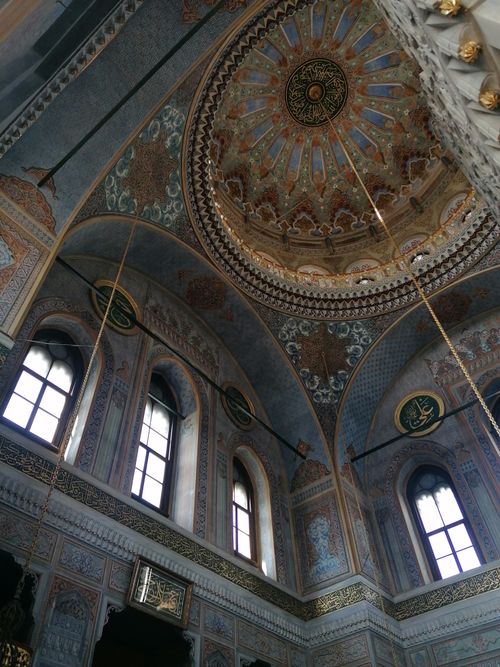Free Capture of an elegant mosque interior featuring detailed architecture and colorful dome. Stock Photo
