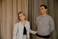 一对年轻夫妇在房间里表情悲伤，显得很失望