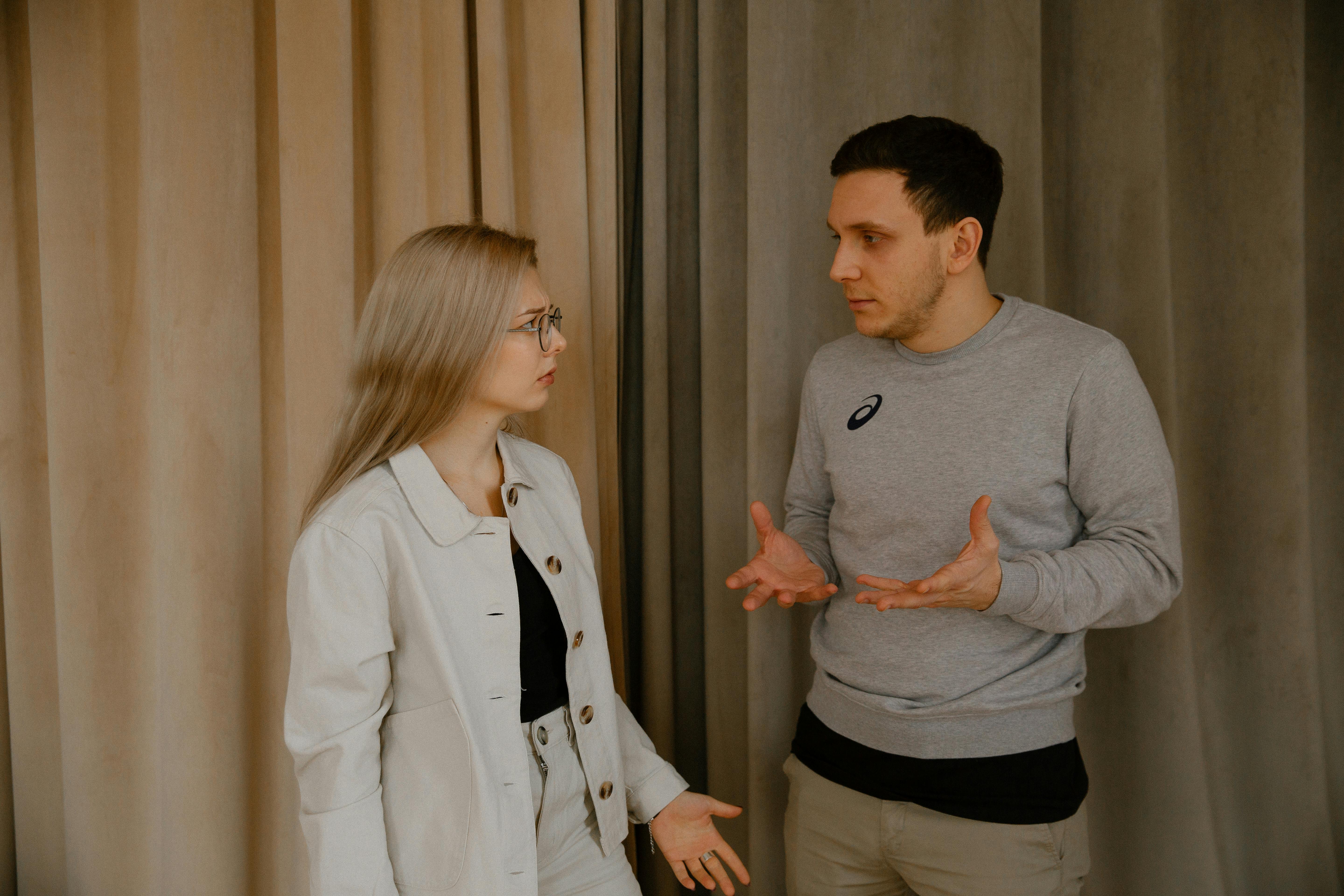 Married couple having a discussion at home. | Photo: Pexels