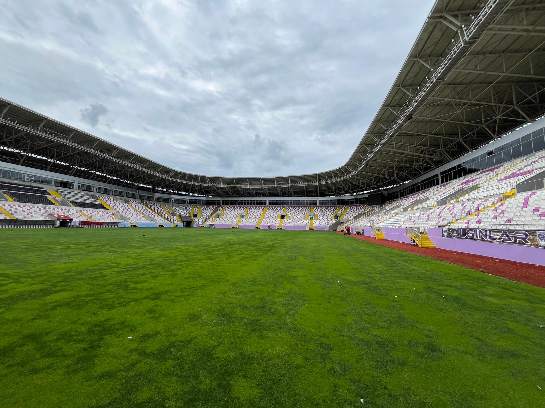 Suasana stadion sepak bola Amerika Utara dipenuhi pendukung nasional menjelang pertandingan Piala Dunia FIFA 2026
