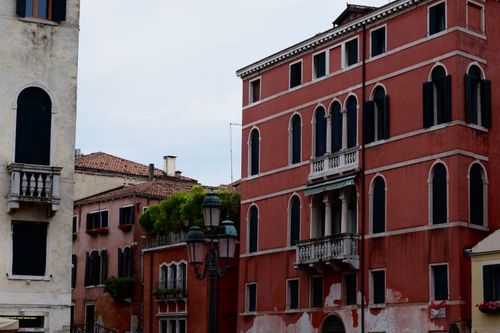 Free Charming view of classic Venetian buildings showcasing vibrant architecture and historical charm. Stock Photo