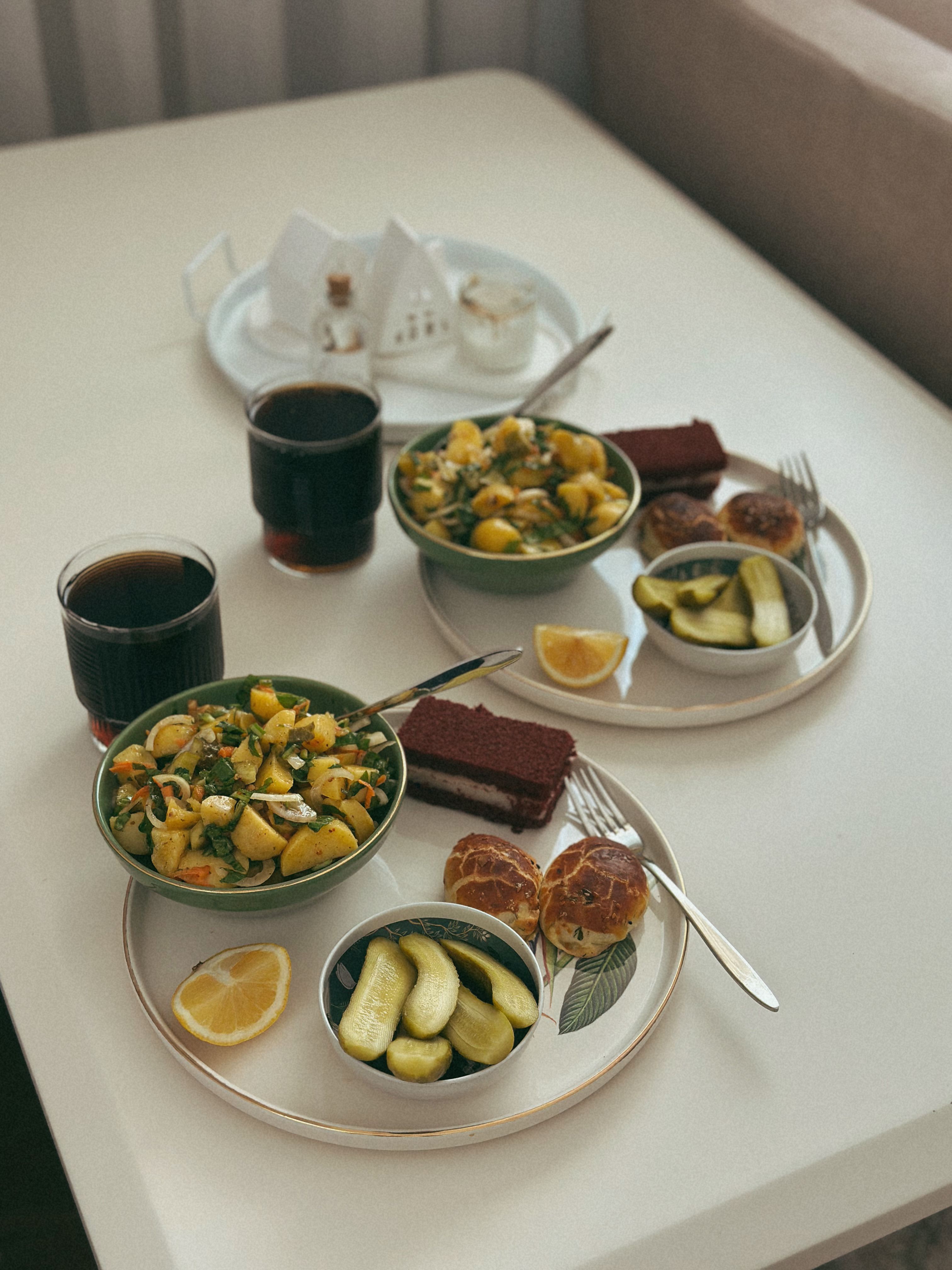 Cup of herbal fennel tea next to food, illustrating drinking before or after meals.