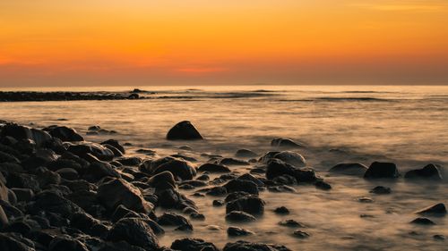 Free Peaceful sunset view over a rocky shoreline in Quảng Trị, Vietnam. Stock Photo