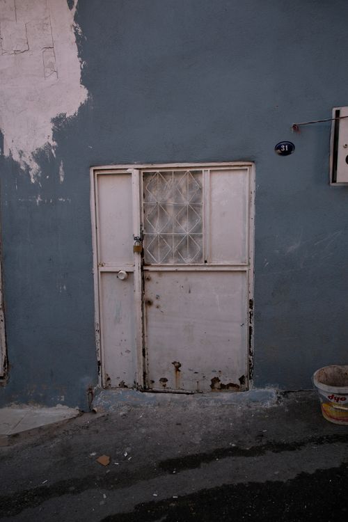 Free A rustic, weathered door in İzmir, Türkiye, showcasing urban decay and texture. Stock Photo