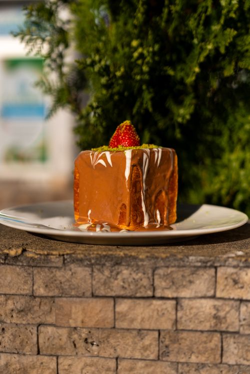 Free Mouth-watering Trilece cake topped with strawberry, captured outdoors in Niğde, Türkiye. Stock Photo