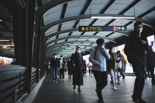 Free Commuters wearing masks at bustling Shanghai subway station during COVID-19 pandemic. Stock Photo