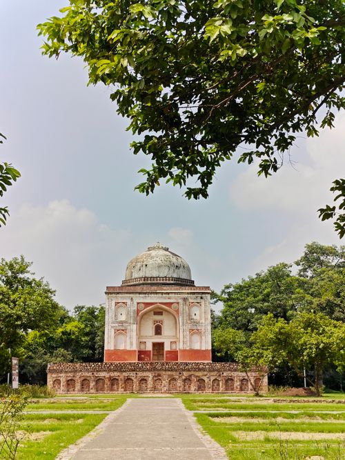 Free A serene view of a Mughal-era tomb surrounded by lush greenery in New Delhi. Stock Photo