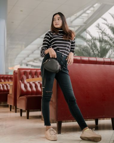 Crossbody bag styled with denim, photo by Guan Yoanda on Pexels