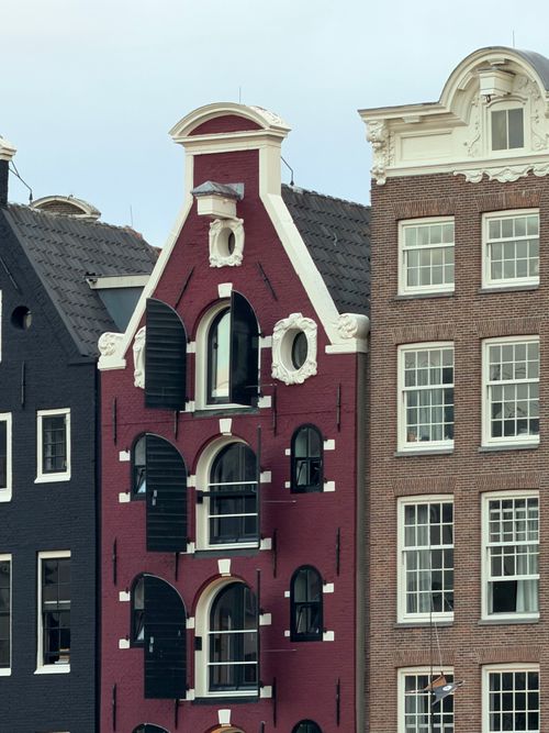 Free Beautiful and iconic canal houses in Amsterdam showcasing traditional Dutch architecture. Stock Photo