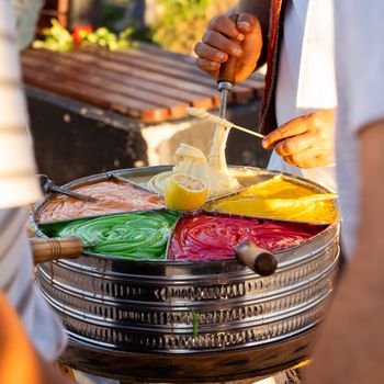 Colorful traditional Maraş ice cream being served by a street vendor in Istanbul, Türkiye.（イメージ）