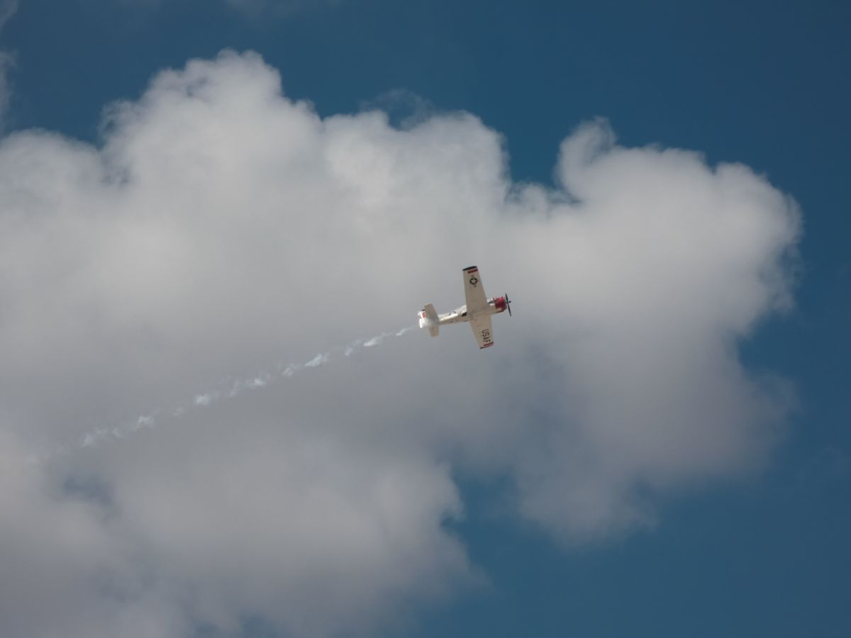 Gökyüzünde yükselen küçük bir uçağın fotoğrafı, Aviatrix İlk Spin Rehberi temasını yansıtıyor