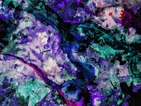 这幅丰富多彩的动态抽象艺术品呈现出深蓝、绿色和紫色