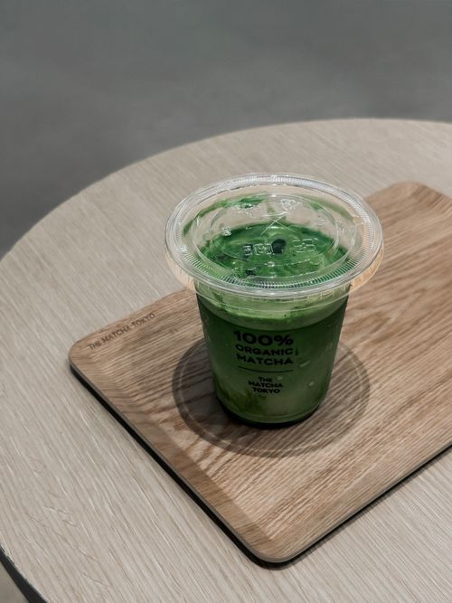 Free Iced organic matcha drink placed on a wooden tray, showcasing minimalism and freshness. Stock Photo