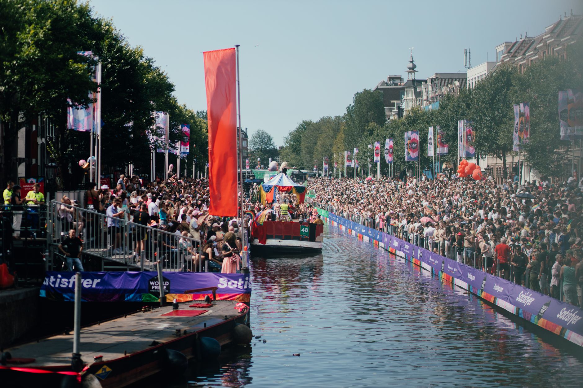 Amsterdam'da bir sokakta asılı gökkuşağı bayrağı