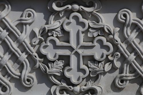 Free Detailed close-up of an ornate cross relief sculpture in Рыбинск, showcasing intricate design elements. Stock Photo