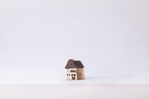 коричнево черный дом в миниатюре