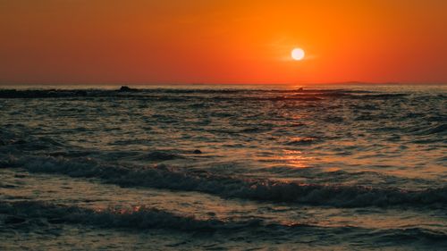 Free Beautiful sunset over the ocean waves in Quảng Trị, Vietnam, capturing the vibrant orange sky. Stock Photo