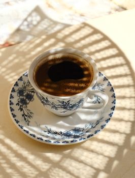 阳光明媚的日子里，一杯装饰精美的土耳其咖啡在杯壁上投射出错综复杂的光影。 - 相关推荐