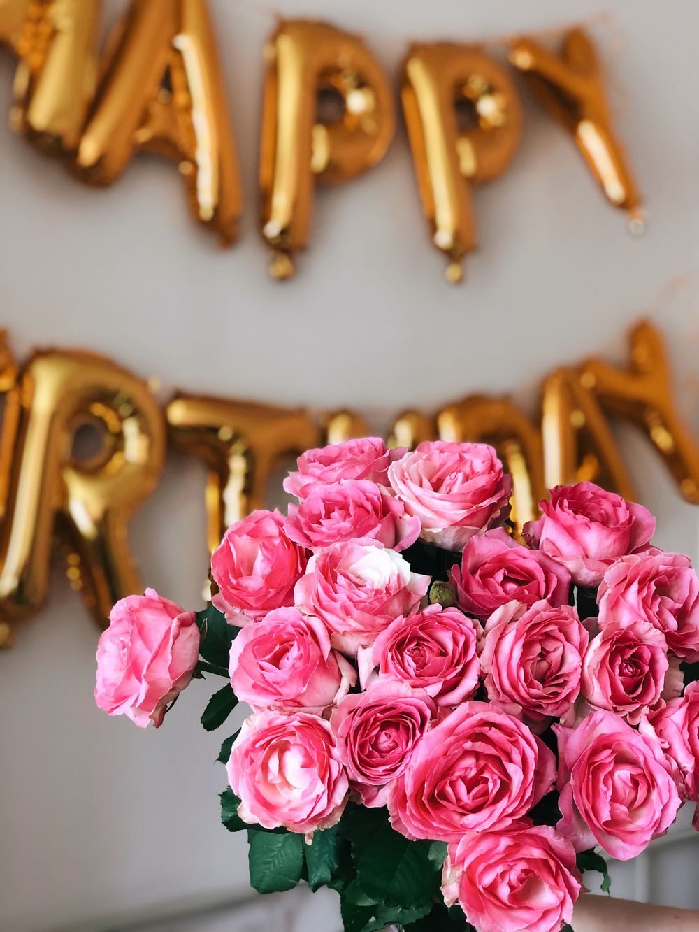 Arreglo con rosas rosas para celebración