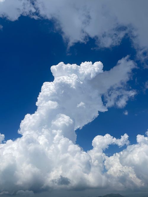 Free Majestic cumulonimbus cloud towers under a vivid blue sky, perfect for weather and nature themes. Stock Photo