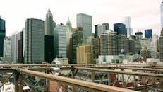 纽约市的天际线以现代摩天大楼和标志性建筑为特色，呈现出动态的景观