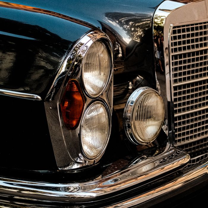 Detailaufnahme eines klassischen Autos beim Treffen