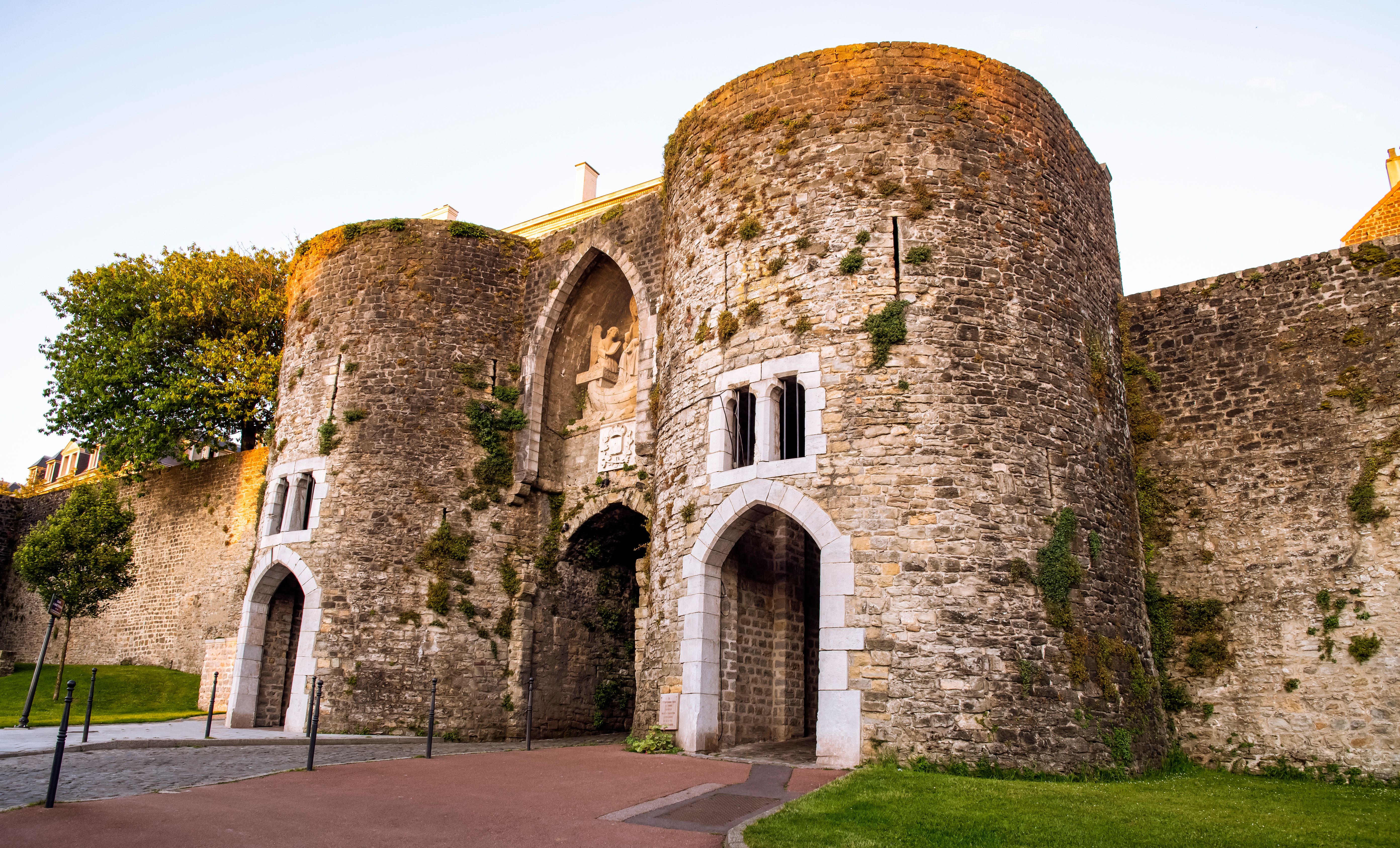 Capture of the historic gate in Boulogne-sur-Mer, France during sunset.