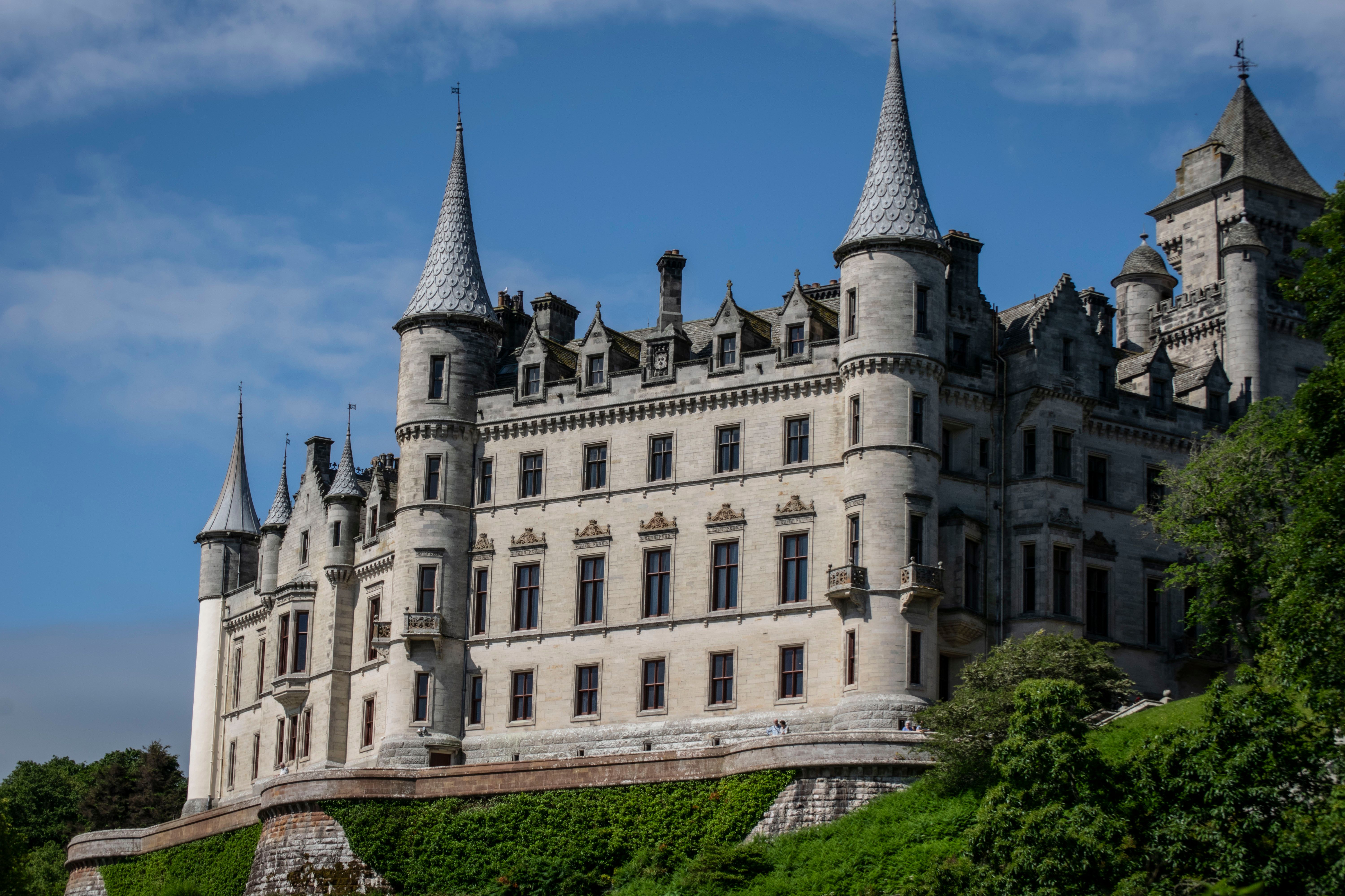 Fotomural Impresionante mirador del castillo de Dunrobin, que muestra su grandeza arquitectónica en el pintoresco paisaje escocés.