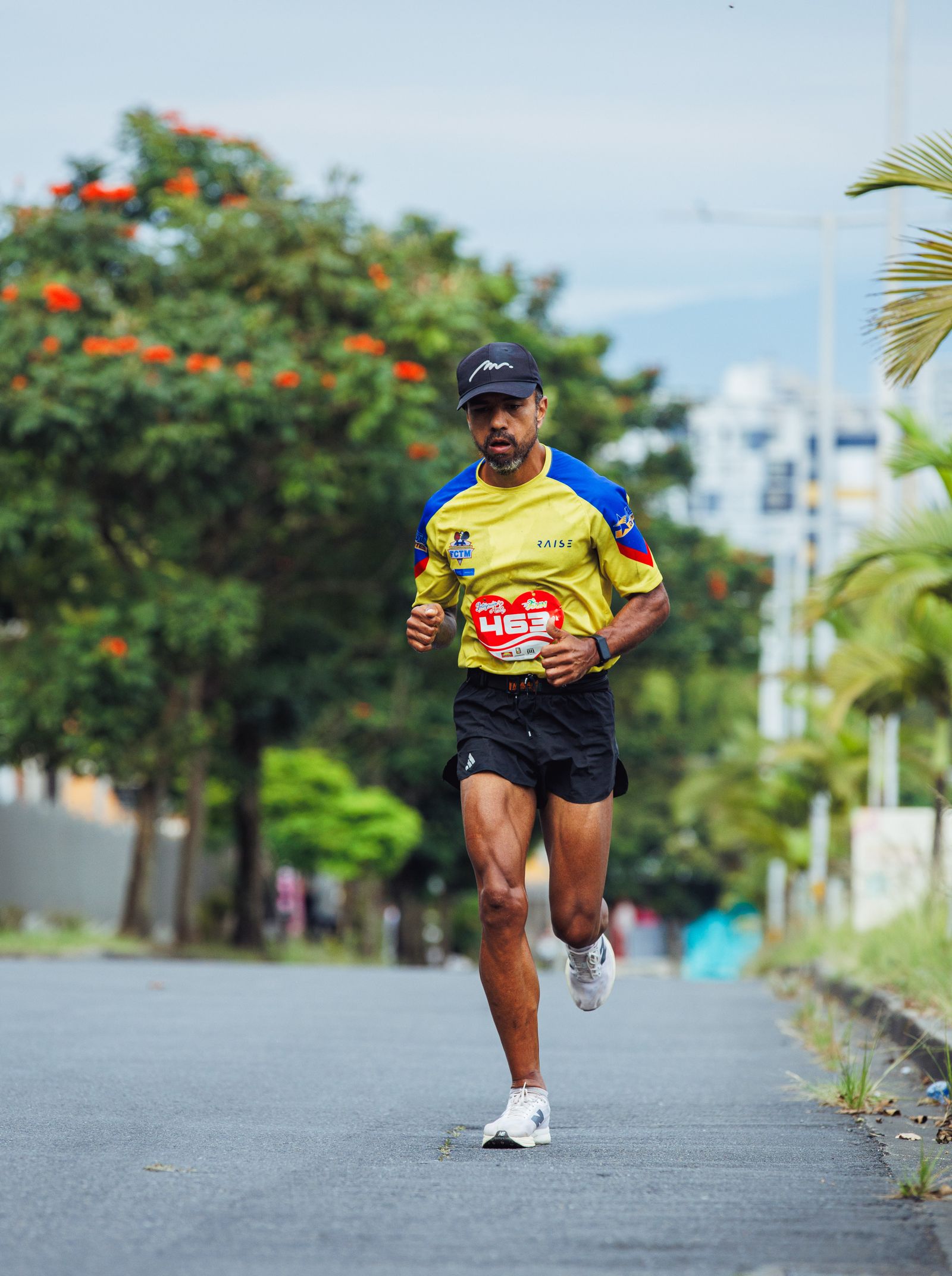 Läufer beim Marathontraining auf einer Straße