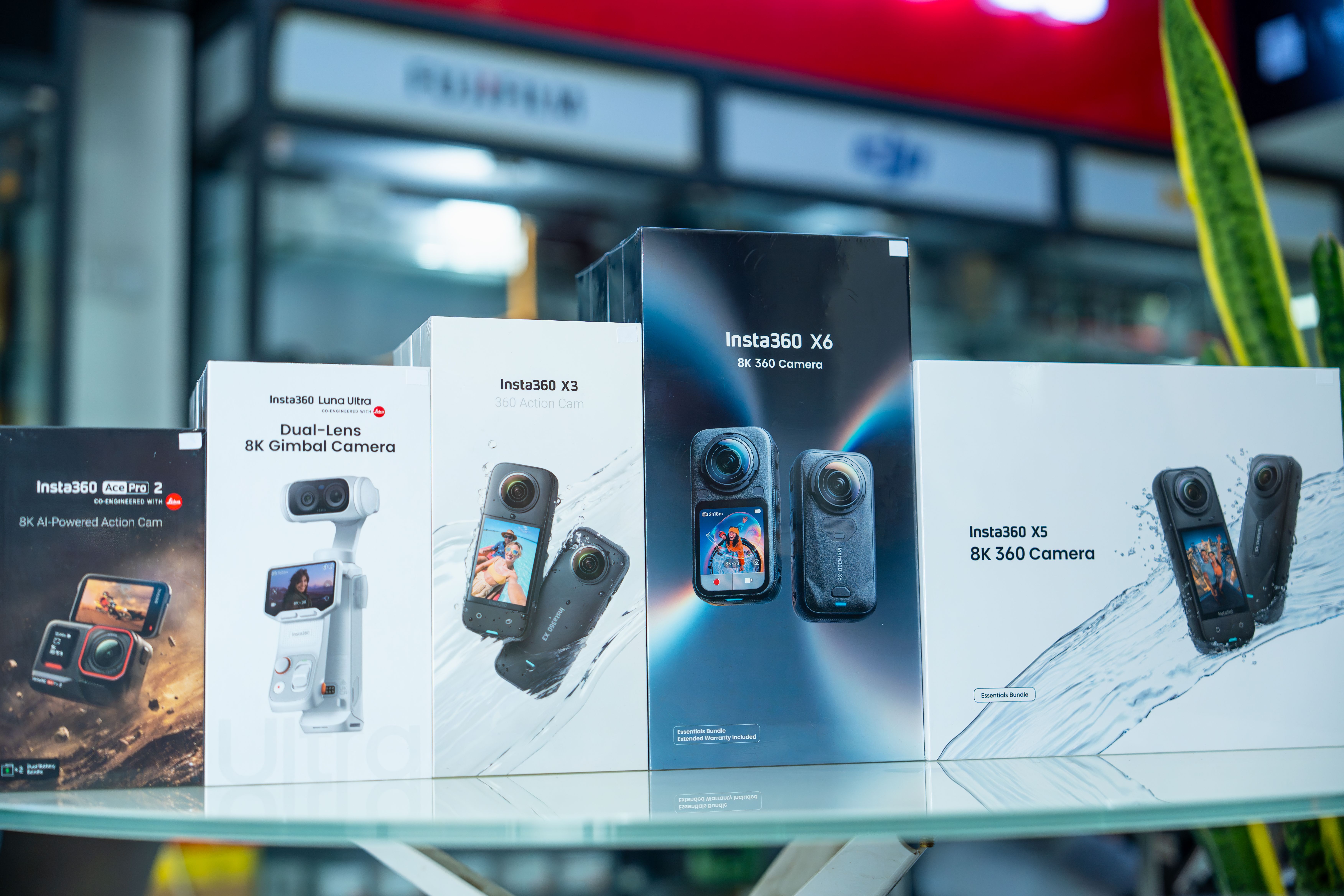 Multiple Insta360 camera models displayed in a store setting.