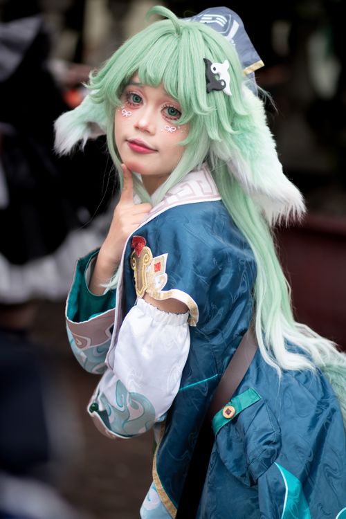 Free Portrait of a cosplayer in a detailed fantasy costume with green hair and vibrant makeup. Stock Photo