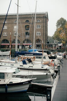 豪华游艇停靠在历史悠久的伦敦码头，非常适合旅行和休闲活动