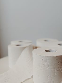 灯光柔和，展示着极简主义的卫生纸卷