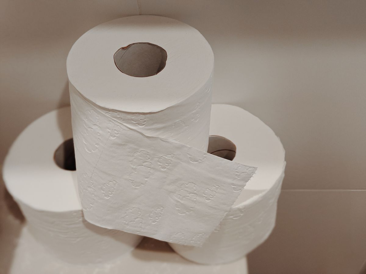 Rolos brancos de papel higiênico empilhados
