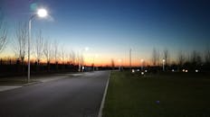 暮光天空充满活力，街景安静，配有灯柱，非常适合旅行和自然主题