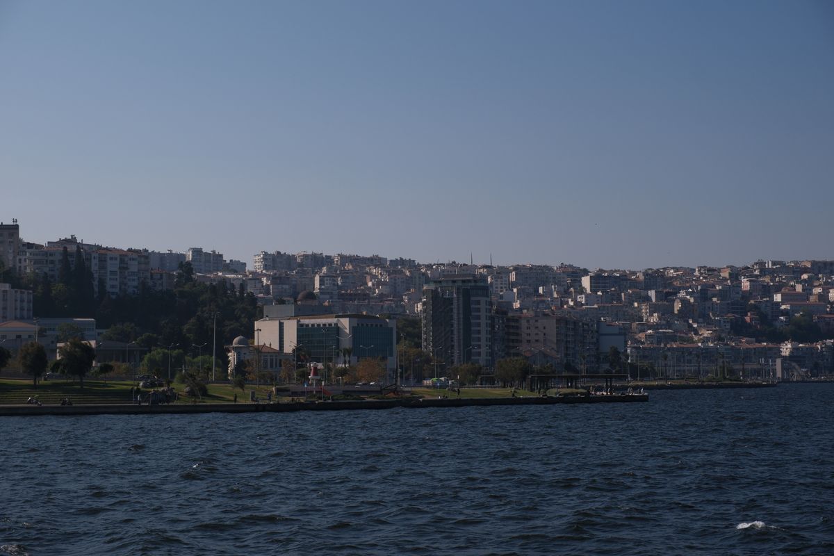İzmir’in şehir siluetini ve deniz kenarındaki parkı gösteren manzara