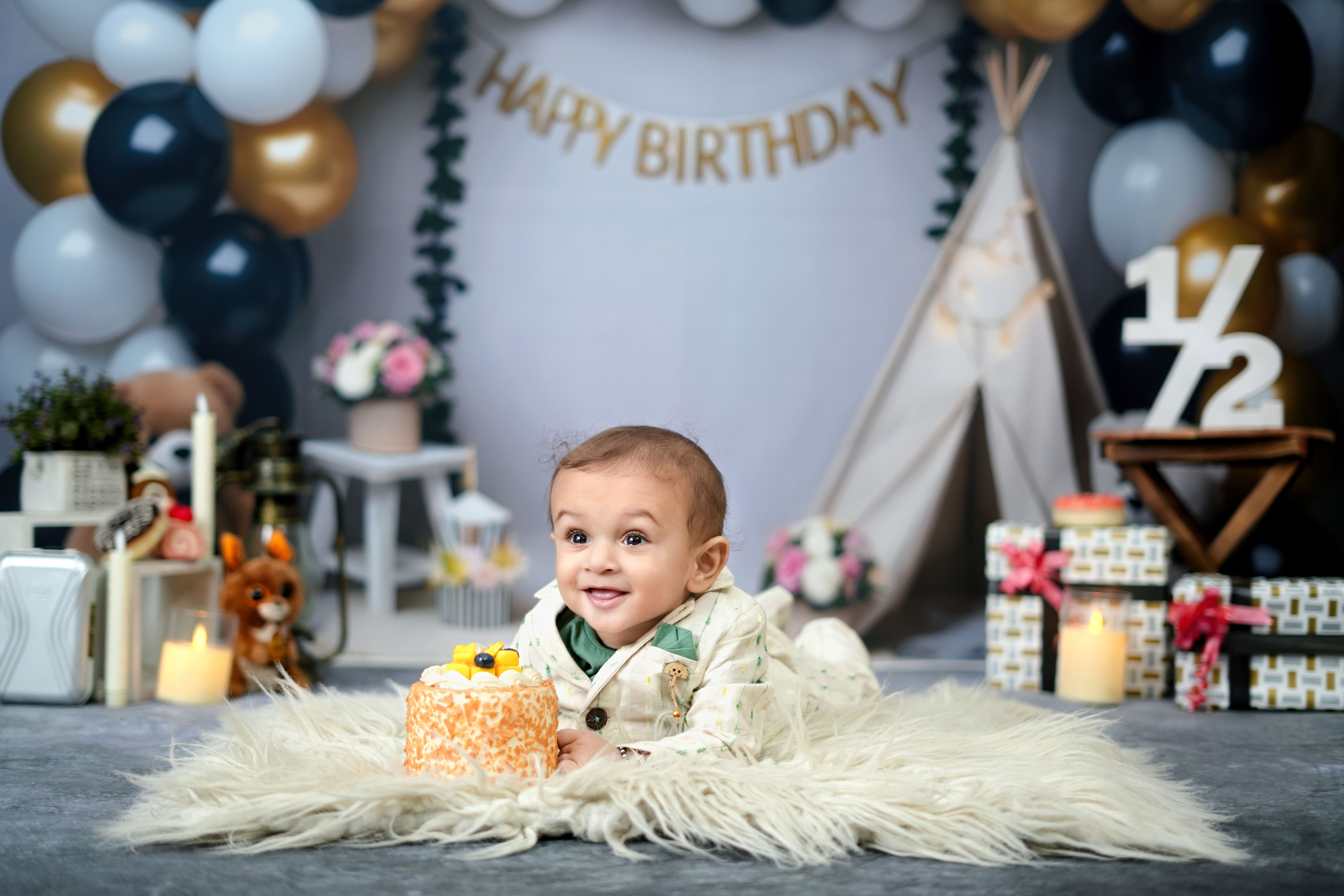 Adorable baby celebrates half-year birthday with cake, balloons, and gifts indoors. - Fotografer Sidoarjo