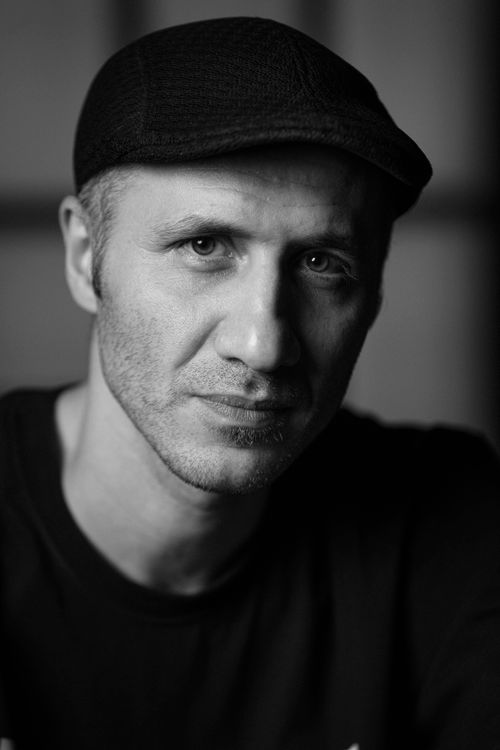 Free Expressive black and white portrait of a man in a cap, showcasing emotion and depth. Stock Photo