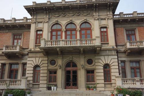 Free Elegant historic building showcasing classic architectural design with intricate details and large arched windows. Stock Photo