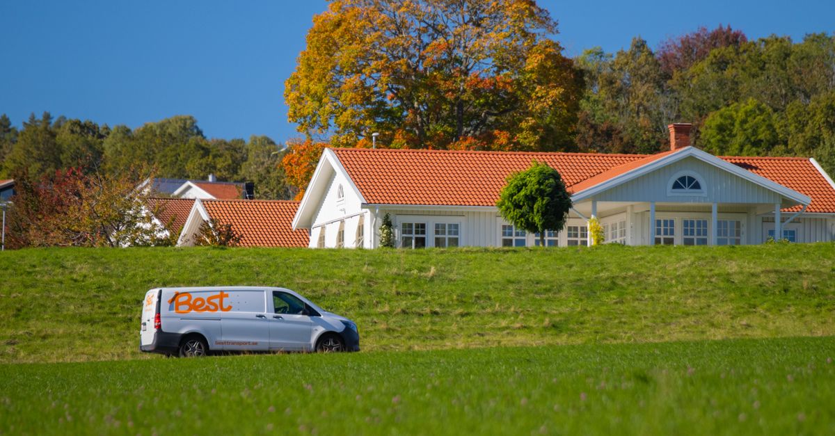 Scenic view of a countryside house with a delivery van in Jönköping, capturing autumn colors.
