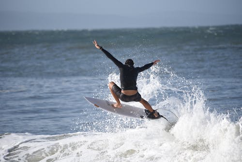 Hombre En Traje De Neopreno Negro Surfeando En Las Olas Del Mar