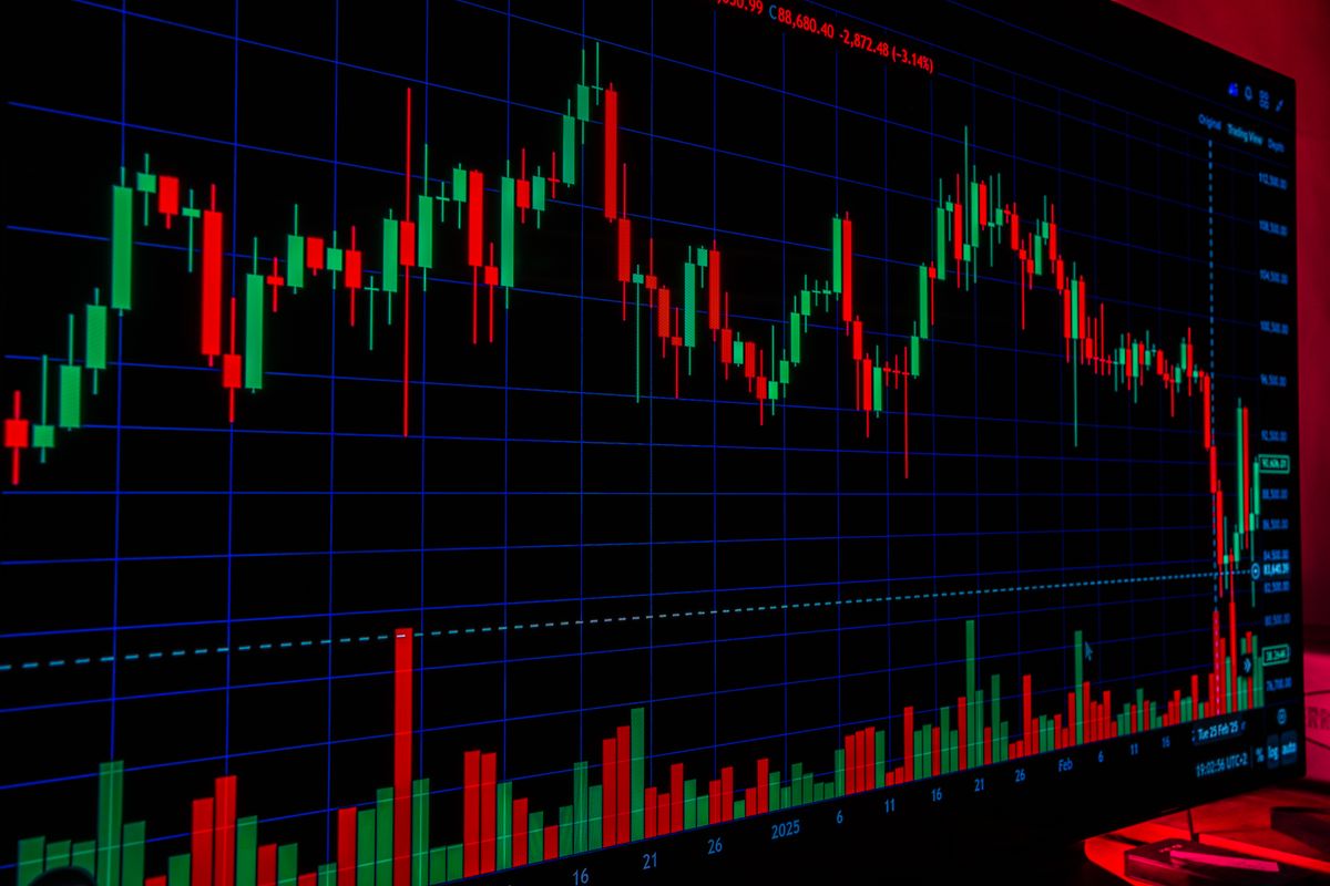 Petit modèle IA finance : 4 milliards de paramètres rivalisent avec le