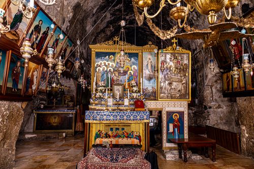 Free Intricate altar with religious icons in a Jerusalem church interior, showcasing traditional Christian art and decor. Stock Photo