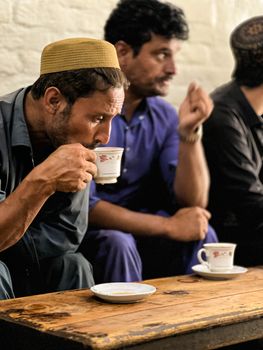 在巴基斯坦明戈拉的一个茶摊上，男人们正在享用传统茶，感受着文化的精髓。 - 相关推荐